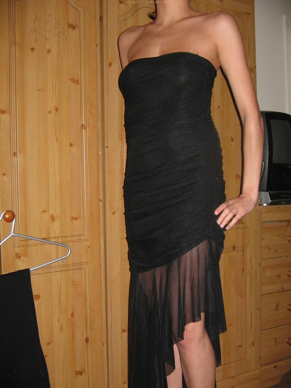 Позирует в новом нижнем белье 5 фото Позирует в новом нижнем белье 5 фото