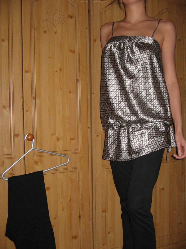 Позирует в новом нижнем белье 4 фото Позирует в новом нижнем белье 4 фото