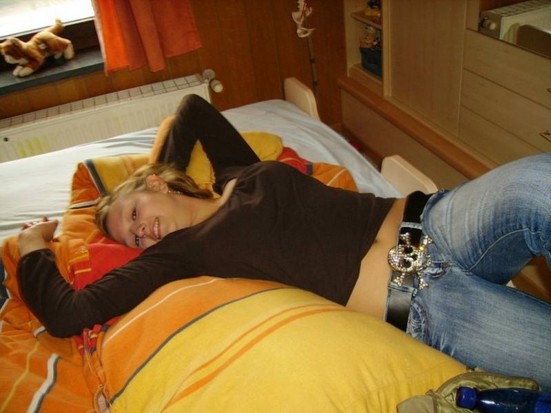 Слегка полная мамка оголила тело 4 фото Слегка полная мамка оголила тело 4 фото