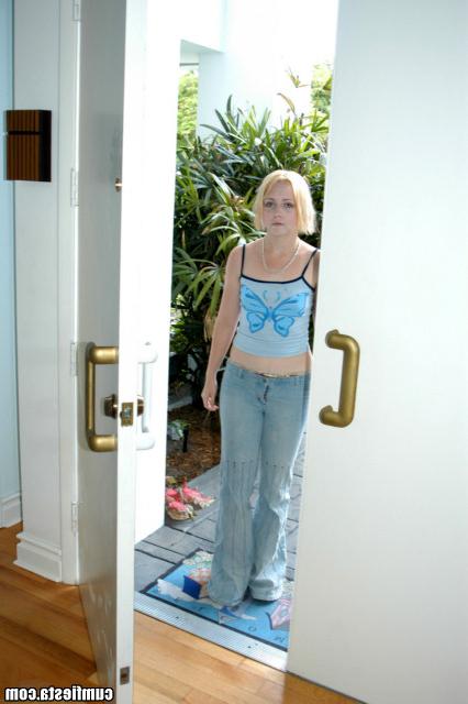 Симпатичная светловолосая девушка сосет член и трахается с хахалем 1 фото Симпатичная светловолосая девушка сосет член и трахается с хахалем 1 фото