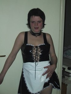 Фетишистка трахается с неопрятными друзьями