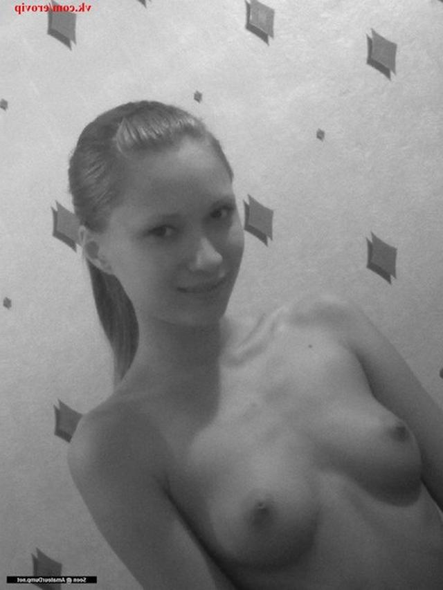 Голая блонда позирует дома одна 3 фото