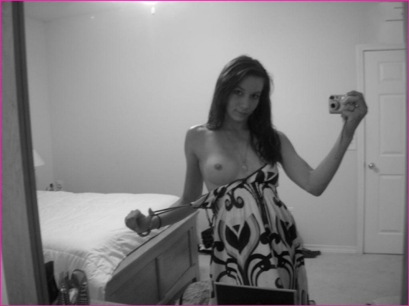 Гитаристка дрочит киску дилдо на постели 1 фото Гитаристка дрочит киску дилдо на постели 1 фото