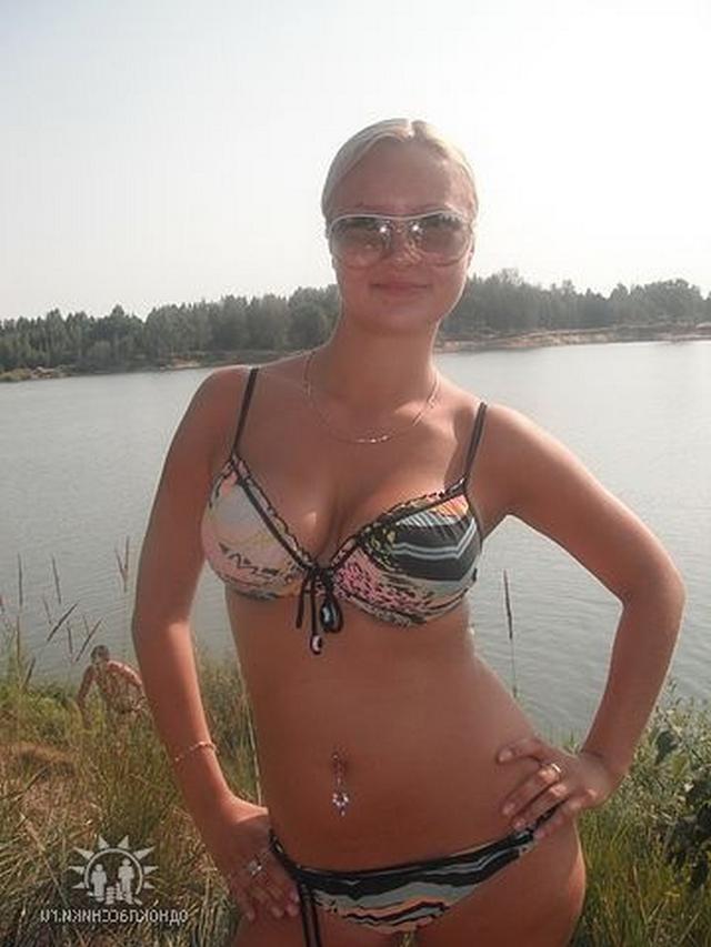 Красивые девушки на берегу моря и возле бассейна в бикини 2 фото Красивые девушки на берегу моря и возле бассейна в бикини 2 фото