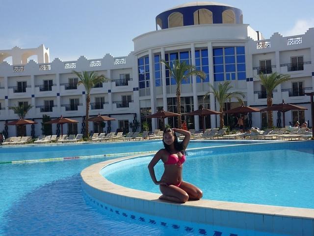 Красивые девушки на берегу моря и возле бассейна в бикини 10 фото Красивые девушки на берегу моря и возле бассейна в бикини 10 фото