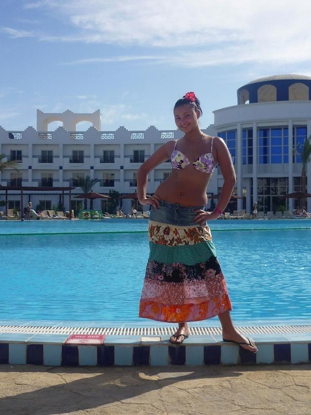 Красивые девушки на берегу моря и возле бассейна в бикини 16 фото Красивые девушки на берегу моря и возле бассейна в бикини 16 фото