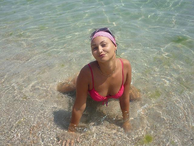 Красивые девушки на берегу моря и возле бассейна в бикини 13 фото Красивые девушки на берегу моря и возле бассейна в бикини 13 фото