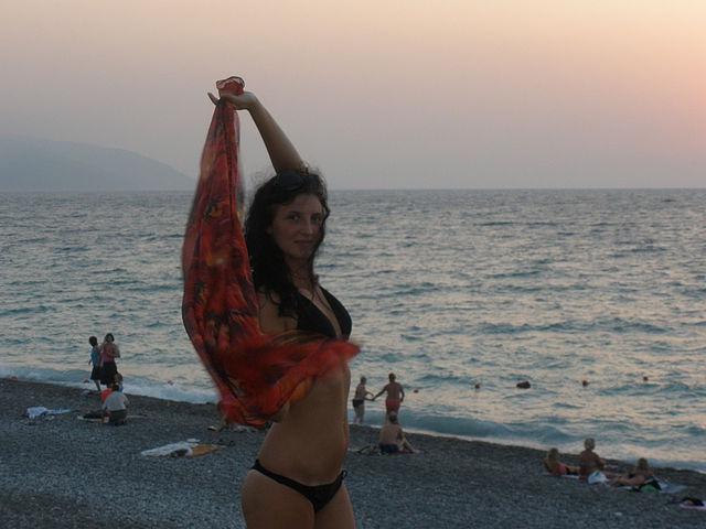 Красивые девушки на берегу моря и возле бассейна в бикини 7 фото Красивые девушки на берегу моря и возле бассейна в бикини 7 фото