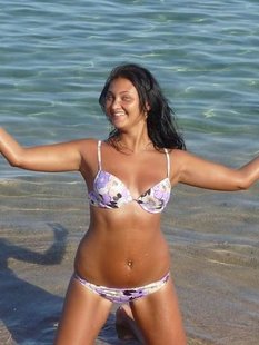 Красивые девушки на берегу моря и возле бассейна в бикини