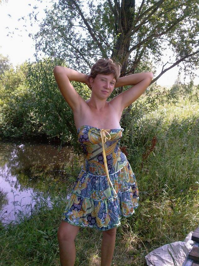 Деревенская баба позирует на свежем воздухе и трахается дома с мужиком 1 фото