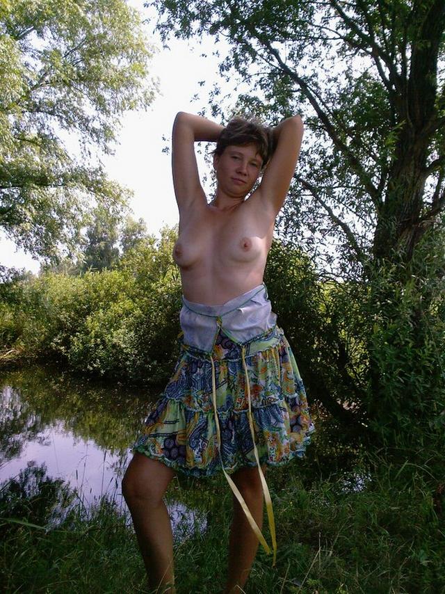 Деревенская баба позирует на свежем воздухе и трахается дома с мужиком 3 фото