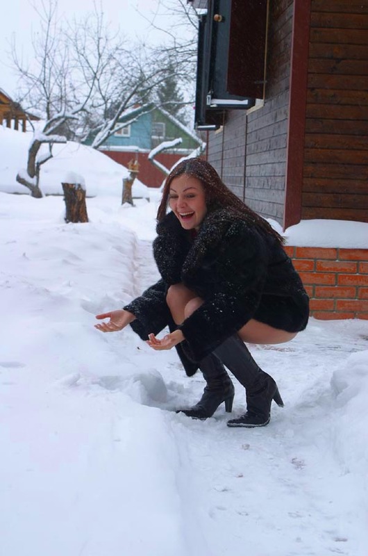 Зимой разделась до гола у дома 3 фото Зимой разделась до гола у дома 3 фото