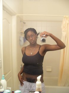 Мулатка с косичками разделась в ванной