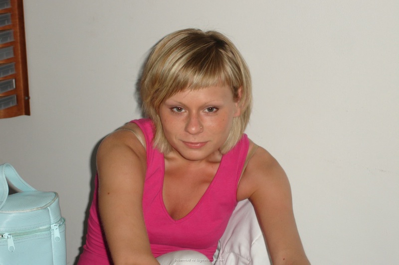 Голая блонда позирует на камеру 16 фото Голая блонда позирует на камеру 16 фото