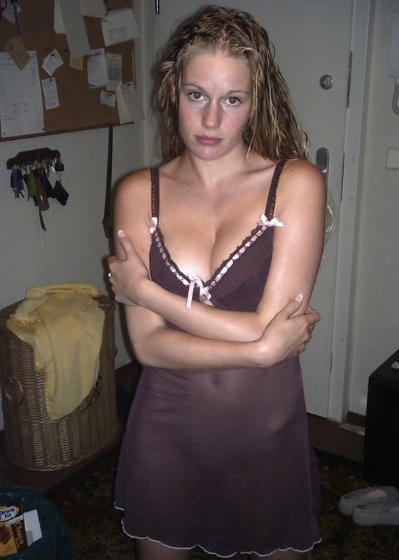 Блондинка сняла с себя всю одежду дома 12 фото