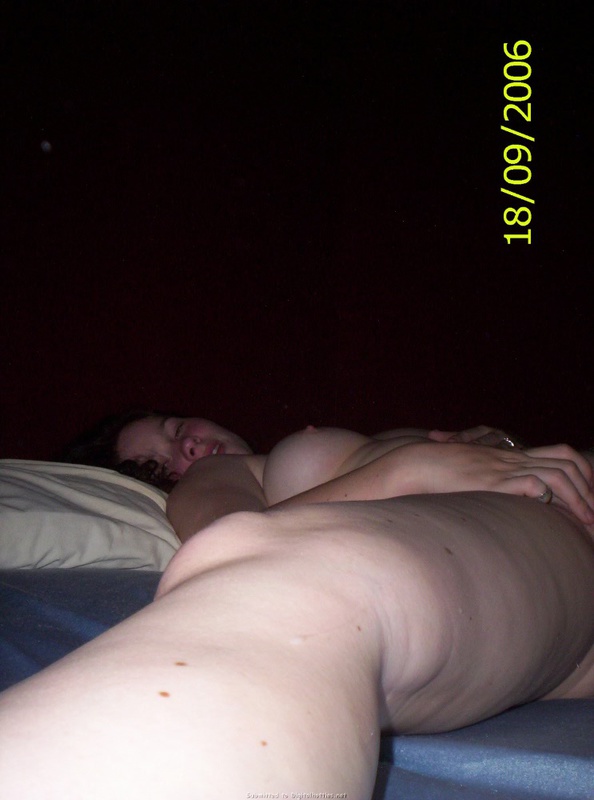 Провинциальная дура сидит голой перед камерой 5 фото Провинциальная дура сидит голой перед камерой 5 фото