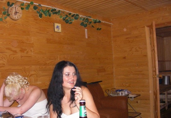 Пьяная сучка позирует перед камерой в чулочках 7 фото Пьяная сучка позирует перед камерой в чулочках 7 фото