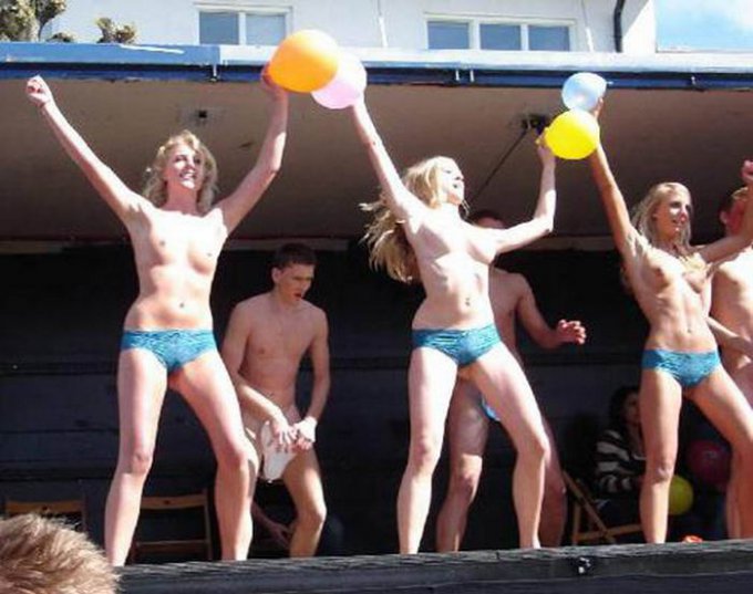 Броские бабы танцуют в трусиках и без них 2 фото Броские бабы танцуют в трусиках и без них 2 фото