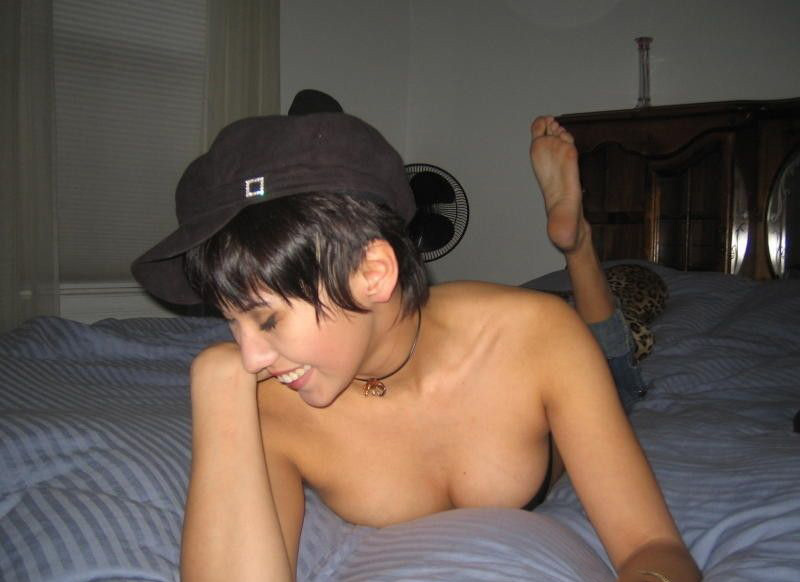 Коротко стриженная брюнетка показывает всем свои прелести 19 фото Коротко стриженная брюнетка показывает всем свои прелести 19 фото