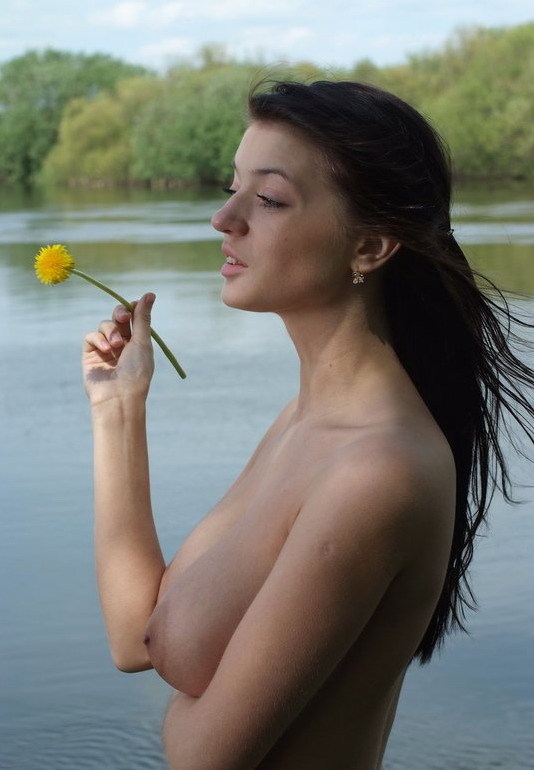 Роскошная брюнетка с большими титьками на берегу реки 6 фото Роскошная брюнетка с большими титьками на берегу реки 6 фото