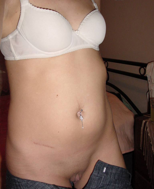 Брюнетка с чешущейся киской делает селфи 3 фото Брюнетка с чешущейся киской делает селфи 3 фото