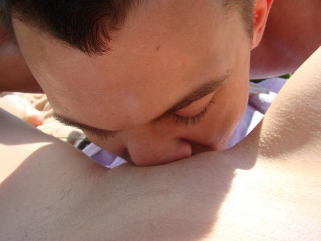 Шальная брюнетка позирует дома и на природе 5 фото