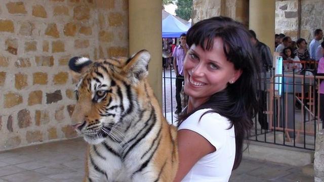 Шальная брюнетка позирует дома и на природе 1 фото