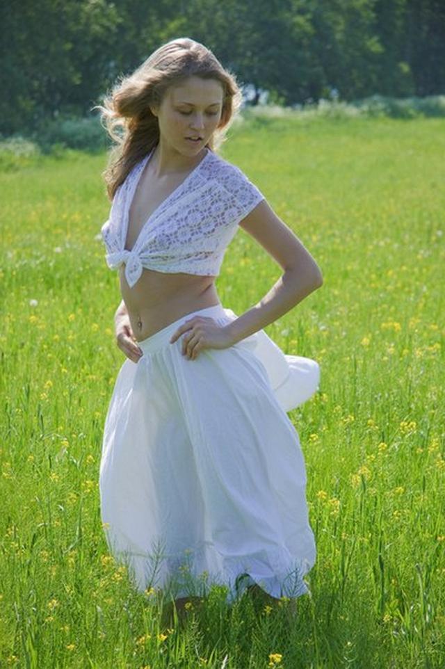 Голая пластичная девушка на природе и в гостиной 2 фото Голая пластичная девушка на природе и в гостиной 2 фото