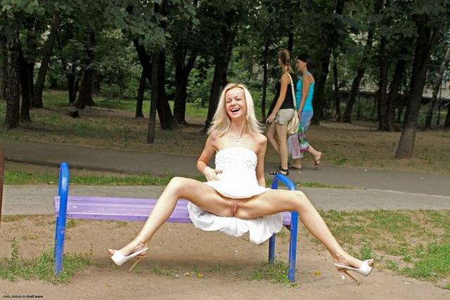 Любит позировать в публичных местах 19 фото Любит позировать в публичных местах 19 фото