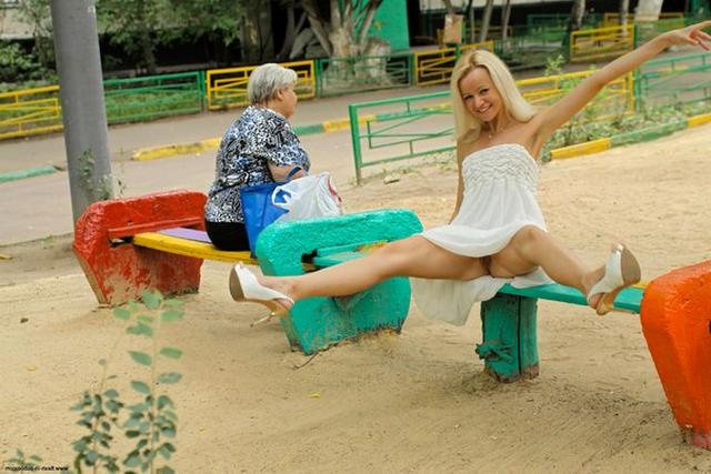 Любит позировать в публичных местах 13 фото Любит позировать в публичных местах 13 фото