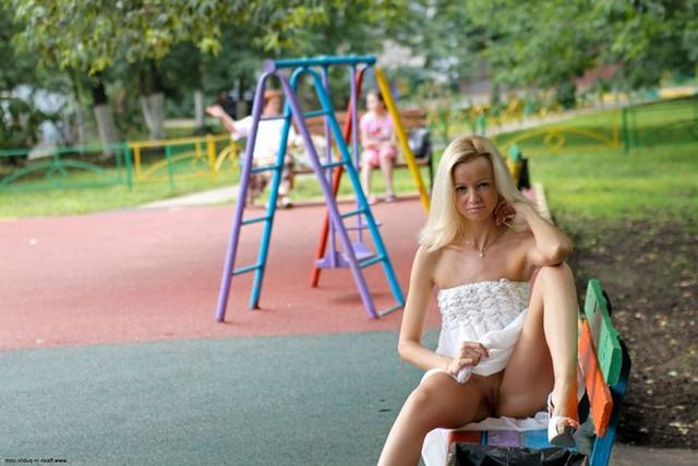 Любит позировать в публичных местах 6 фото Любит позировать в публичных местах 6 фото