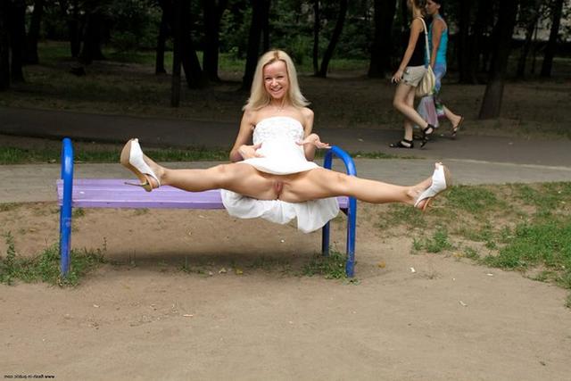 Любит позировать в публичных местах 18 фото Любит позировать в публичных местах 18 фото