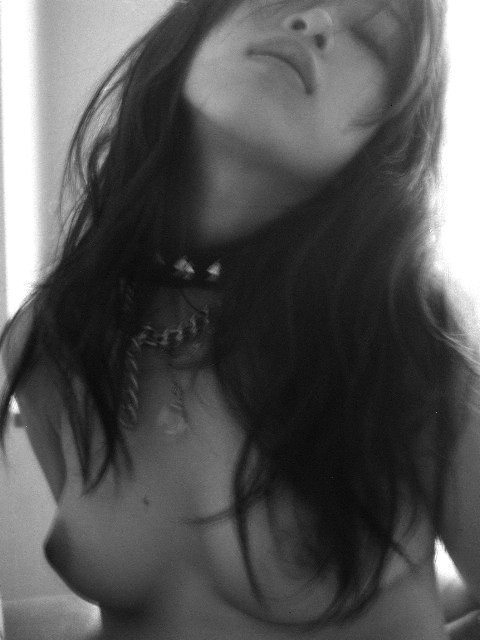 Брюнетки и страстные мамки позируют 5 фото Брюнетки и страстные мамки позируют 5 фото