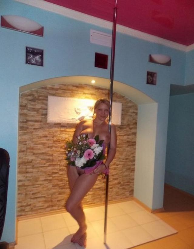 Грудастая блондинка обожает свежие цветы 3 фото Грудастая блондинка обожает свежие цветы 3 фото