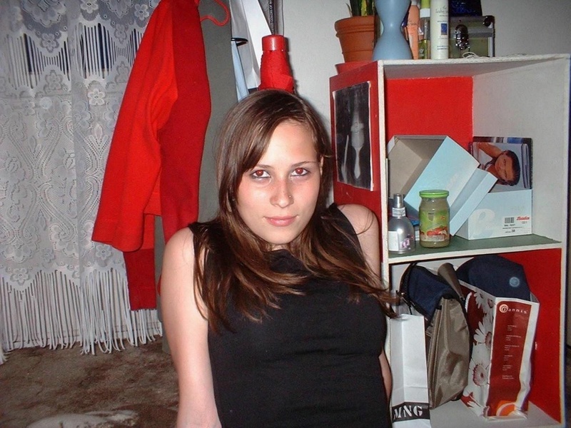 Мастурбация влагалища подруги интимной игрушкой 2 фото